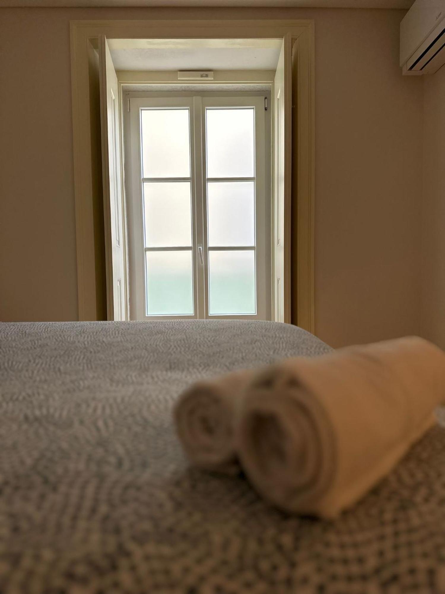 Central Bedroom In Shared House In Chiado - Historic Center Of Lissabon Buitenkant foto